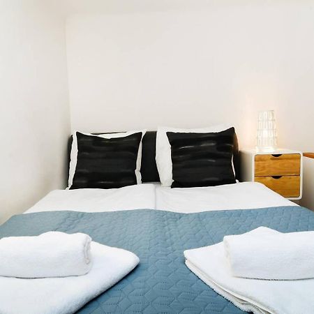 Central & Colorful Studio With Air Conditioning Budapest Bagian luar foto