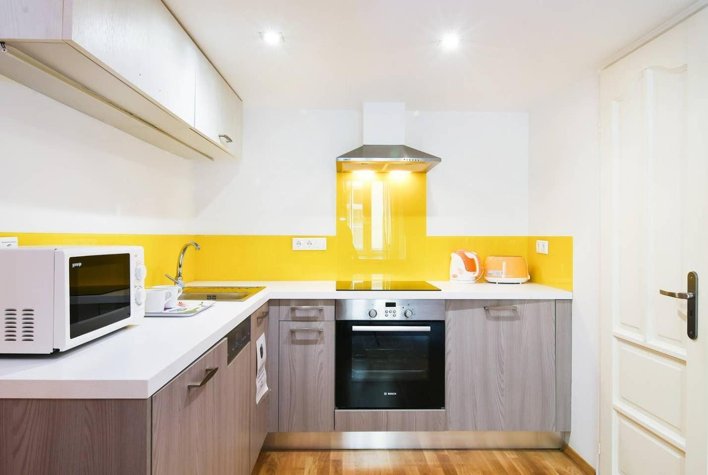 Central & Colorful Studio With Air Conditioning Budapest Bagian luar foto