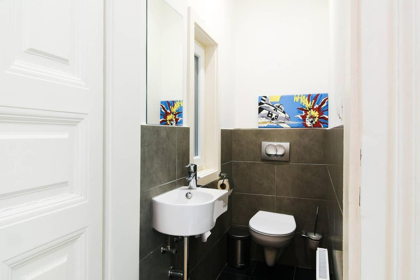 Central & Colorful Studio With Air Conditioning Budapest Bagian luar foto