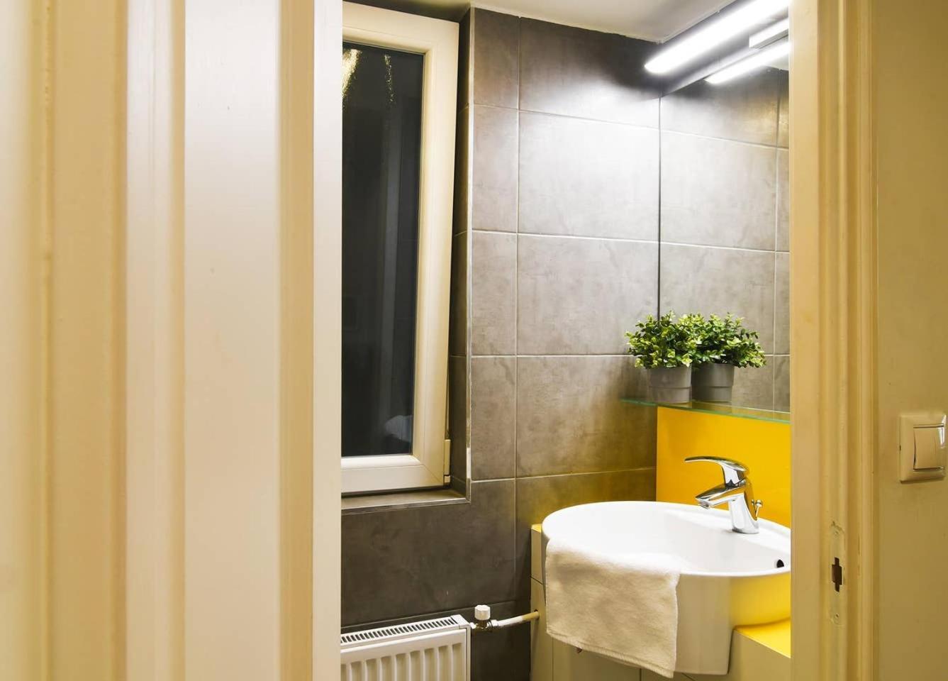 Central & Colorful Studio With Air Conditioning Budapest Bagian luar foto