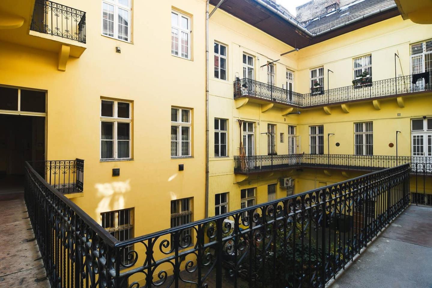 Central & Colorful Studio With Air Conditioning Budapest Bagian luar foto